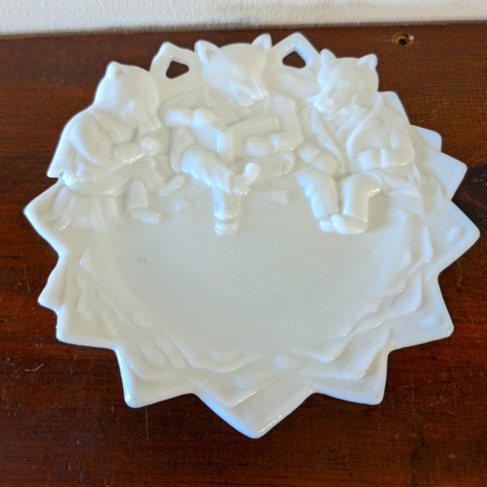 Vintage Westmoreland Milk Glass Plate Three Roosevelt Bears or Wolves Reading